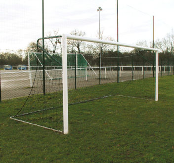 But de Football Enfant Exterieur 215 x 152 cm Cage de Foot avec Filet  Résistant aux Intempéries et cadre en Métal Piquets de Sol - Costway