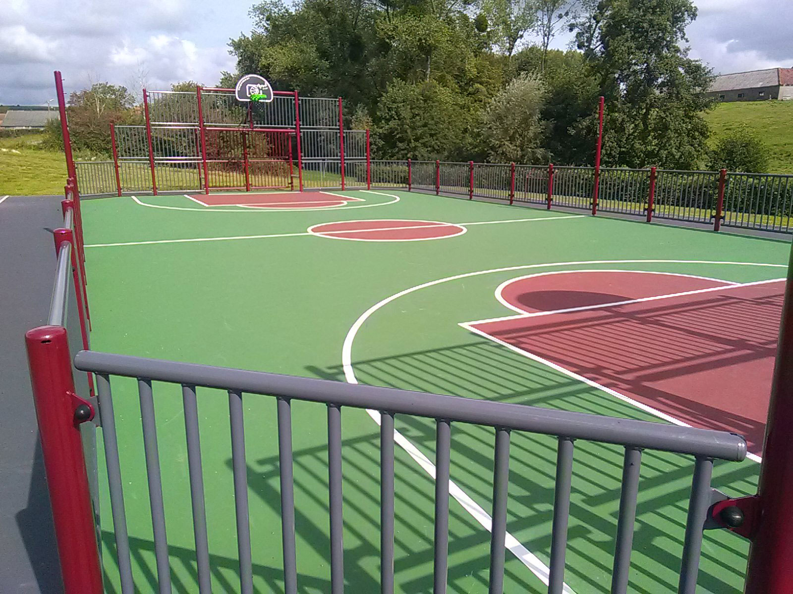 Multisports-rouge-et-gris